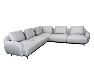 Moderne, lysegrå L-formet hjørnesofa med lave armlæn og små ben.